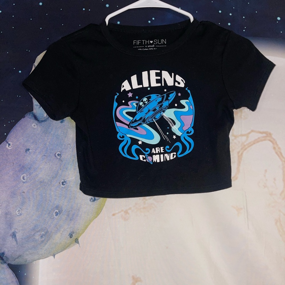 Black cropped graphic tee